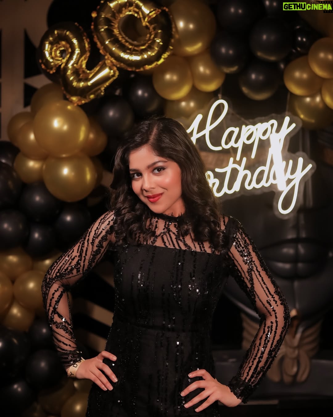 Niharika Chouksey - 9.6K Likes - “20 and thriving!” 💃🖤 #swipe #formore
Styled by @nishabedii ♥️
📍@hunkydory_barandkitchen
📸 @portraitdeewana
#niharikachouksey #birthdaybash #20 #party #instagood