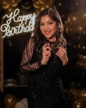Niharika Chouksey Instagram - “20 and thriving!” 💃🖤 #swipe #formore 

Styled by @nishabedii ♥️
 
📍@hunkydory_barandkitchen 

📸 @portraitdeewana 

#niharikachouksey #birthdaybash #20 #party #instagood