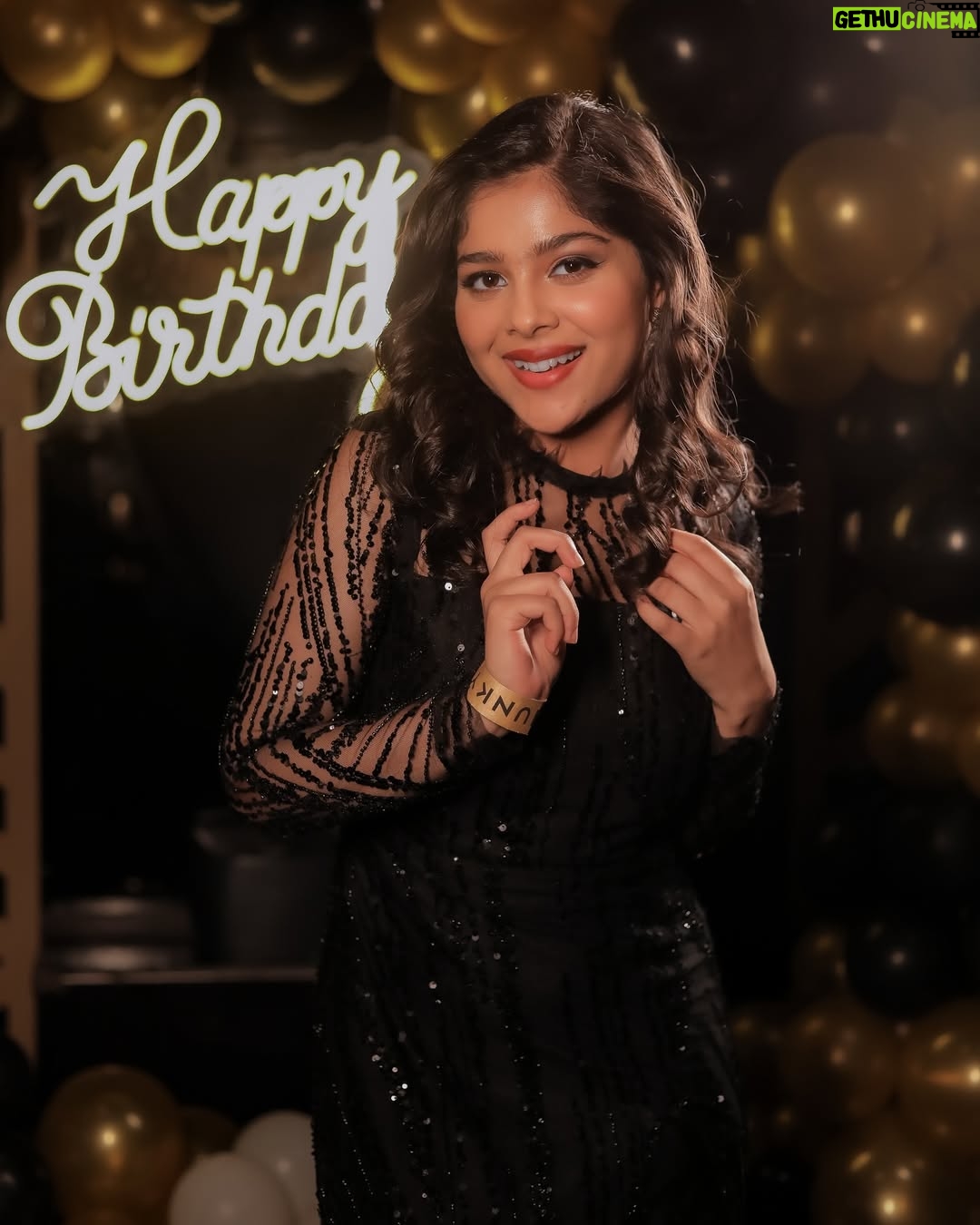 Niharika Chouksey - 9.6K Likes - “20 and thriving!” 💃🖤 #swipe #formore
Styled by @nishabedii ♥️
📍@hunkydory_barandkitchen
📸 @portraitdeewana
#niharikachouksey #birthdaybash #20 #party #instagood