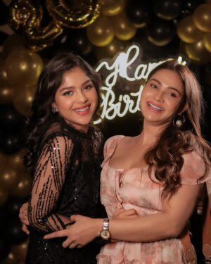 Niharika Chouksey Instagram - “20 and thriving!” 💃🖤 #swipe #formore 

Styled by @nishabedii ♥️
 
📍@hunkydory_barandkitchen 

📸 @portraitdeewana 

#niharikachouksey #birthdaybash #20 #party #instagood