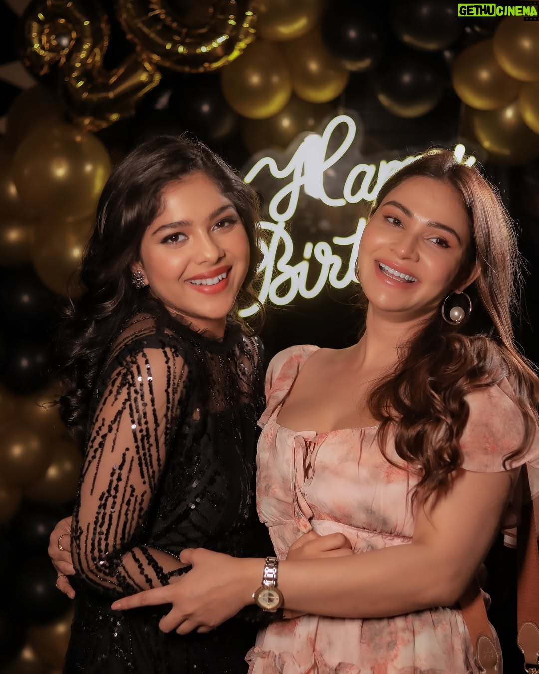 Niharika Chouksey - 9.6K Likes - “20 and thriving!” 💃🖤 #swipe #formore
Styled by @nishabedii ♥️
📍@hunkydory_barandkitchen
📸 @portraitdeewana
#niharikachouksey #birthdaybash #20 #party #instagood
