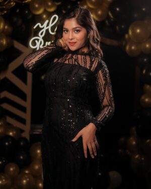 Niharika Chouksey Instagram - “20 and thriving!” 💃🖤 #swipe #formore 

Styled by @nishabedii ♥️
 
📍@hunkydory_barandkitchen 

📸 @portraitdeewana 

#niharikachouksey #birthdaybash #20 #party #instagood