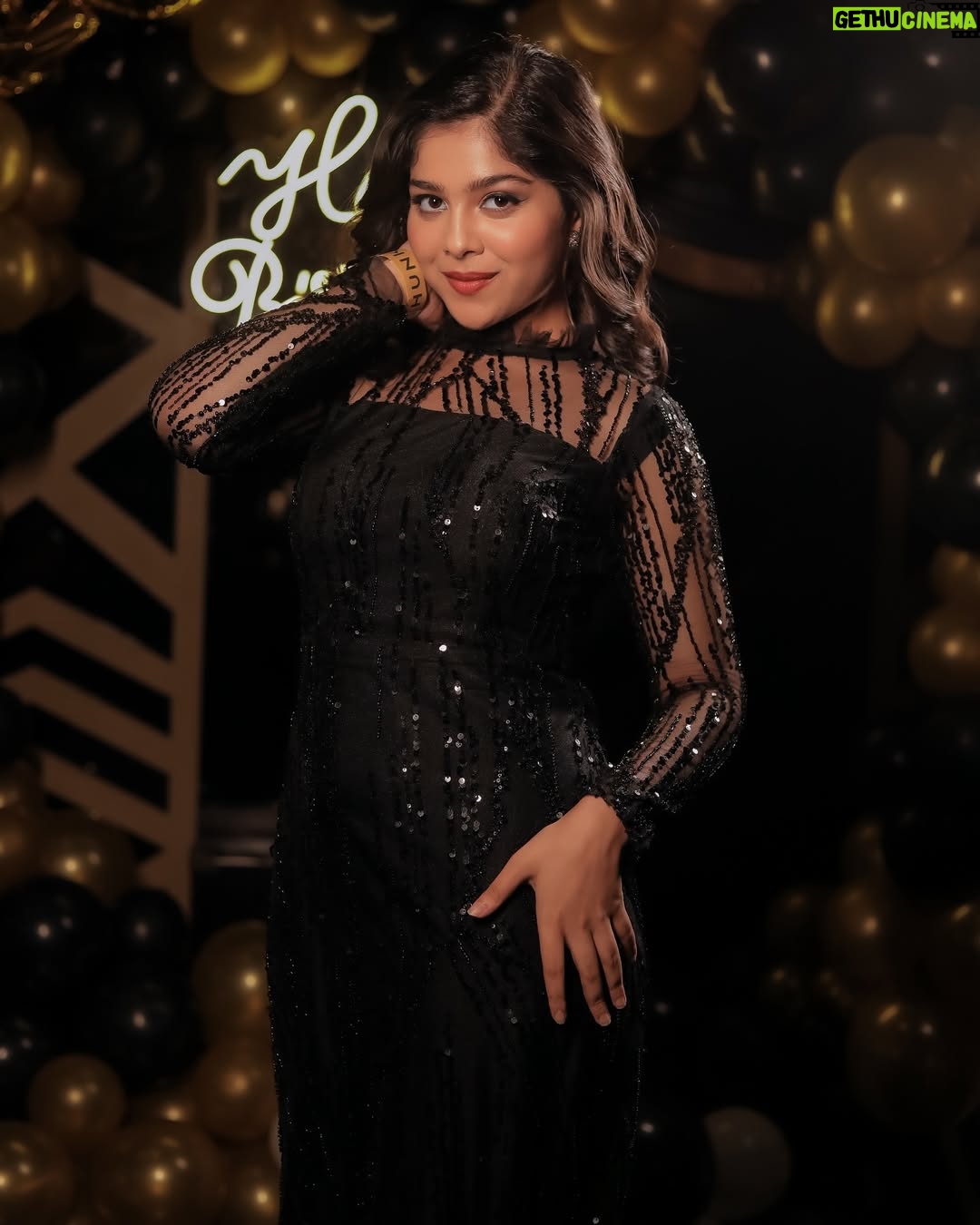 Niharika Chouksey - 9.6K Likes - “20 and thriving!” 💃🖤 #swipe #formore
Styled by @nishabedii ♥️
📍@hunkydory_barandkitchen
📸 @portraitdeewana
#niharikachouksey #birthdaybash #20 #party #instagood