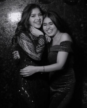 Niharika Chouksey Instagram - “20 and thriving!” 💃🖤 #swipe #formore 

Styled by @nishabedii ♥️
 
📍@hunkydory_barandkitchen 

📸 @portraitdeewana 

#niharikachouksey #birthdaybash #20 #party #instagood