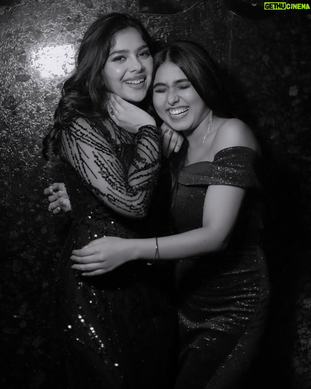 Niharika Chouksey - 9.6K Likes - “20 and thriving!” 💃🖤 #swipe #formore
Styled by @nishabedii ♥️
📍@hunkydory_barandkitchen
📸 @portraitdeewana
#niharikachouksey #birthdaybash #20 #party #instagood