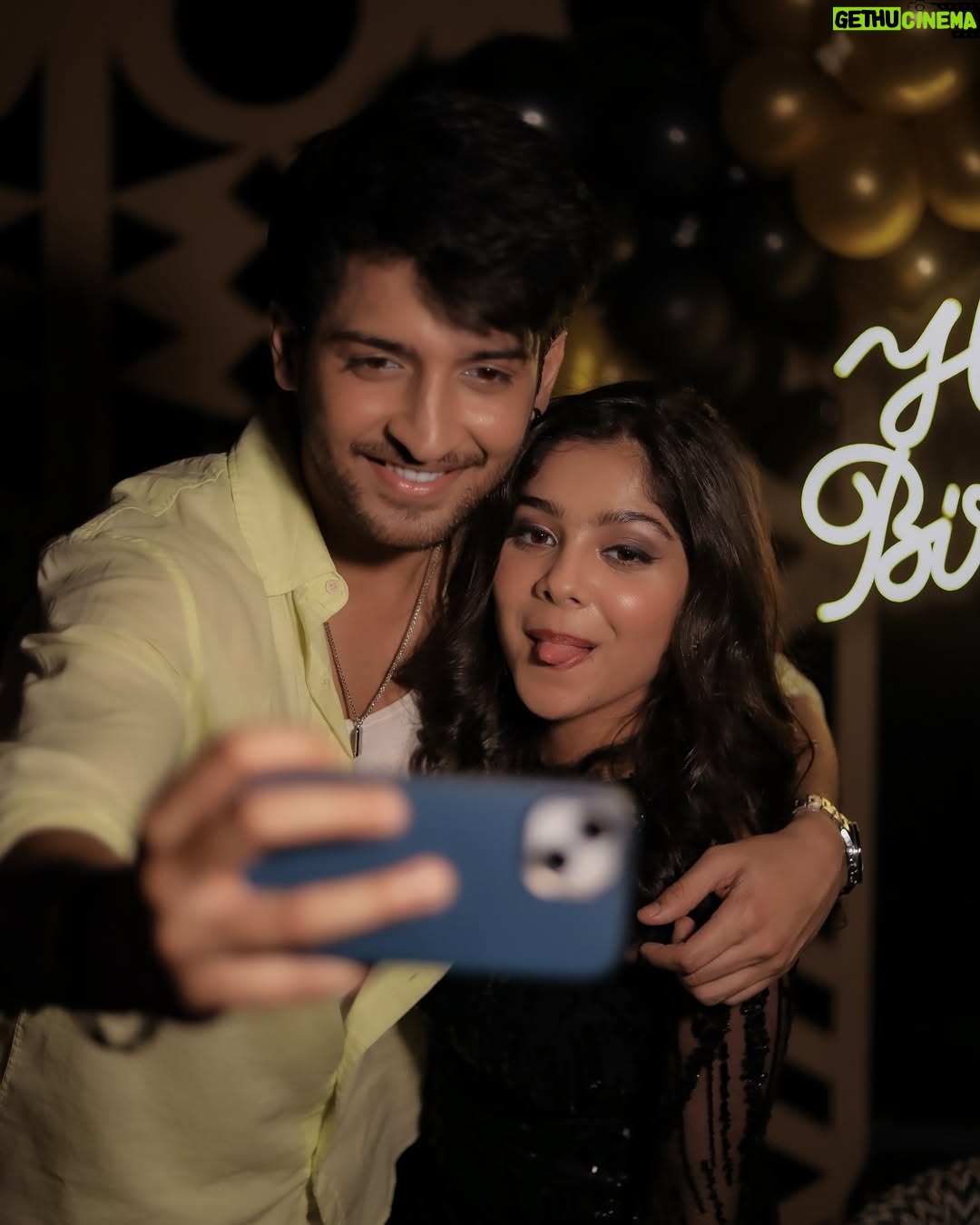 Niharika Chouksey - 9.6K Likes - “20 and thriving!” 💃🖤 #swipe #formore
Styled by @nishabedii ♥️
📍@hunkydory_barandkitchen
📸 @portraitdeewana
#niharikachouksey #birthdaybash #20 #party #instagood