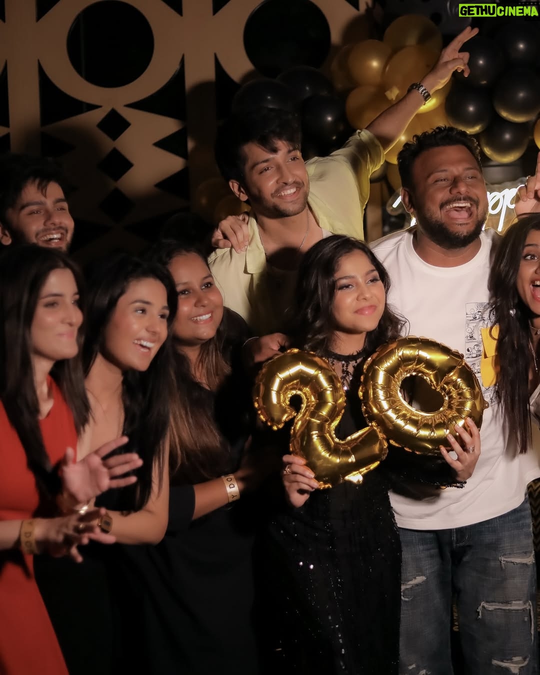 Niharika Chouksey - 9.6K Likes - “20 and thriving!” 💃🖤 #swipe #formore
Styled by @nishabedii ♥️
📍@hunkydory_barandkitchen
📸 @portraitdeewana
#niharikachouksey #birthdaybash #20 #party #instagood