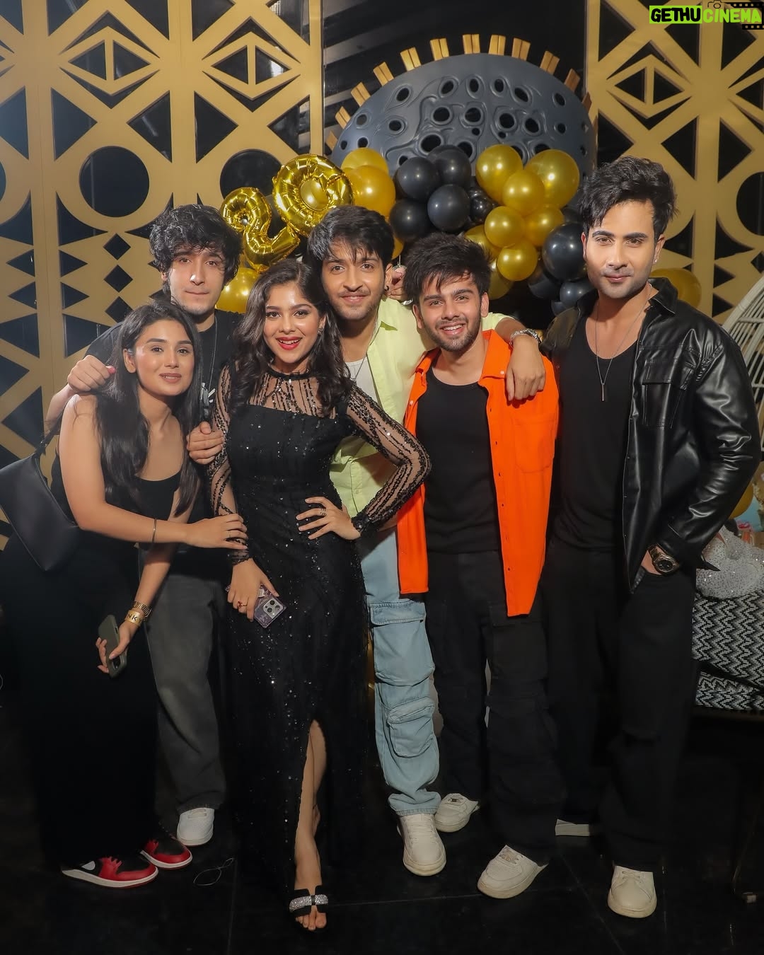 Niharika Chouksey - 9.6K Likes - “20 and thriving!” 💃🖤 #swipe #formore
Styled by @nishabedii ♥️
📍@hunkydory_barandkitchen
📸 @portraitdeewana
#niharikachouksey #birthdaybash #20 #party #instagood