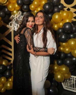 Niharika Chouksey Instagram - “20 and thriving!” 💃🖤 #swipe #formore 

Styled by @nishabedii ♥️
 
📍@hunkydory_barandkitchen 

📸 @portraitdeewana 

#niharikachouksey #birthdaybash #20 #party #instagood