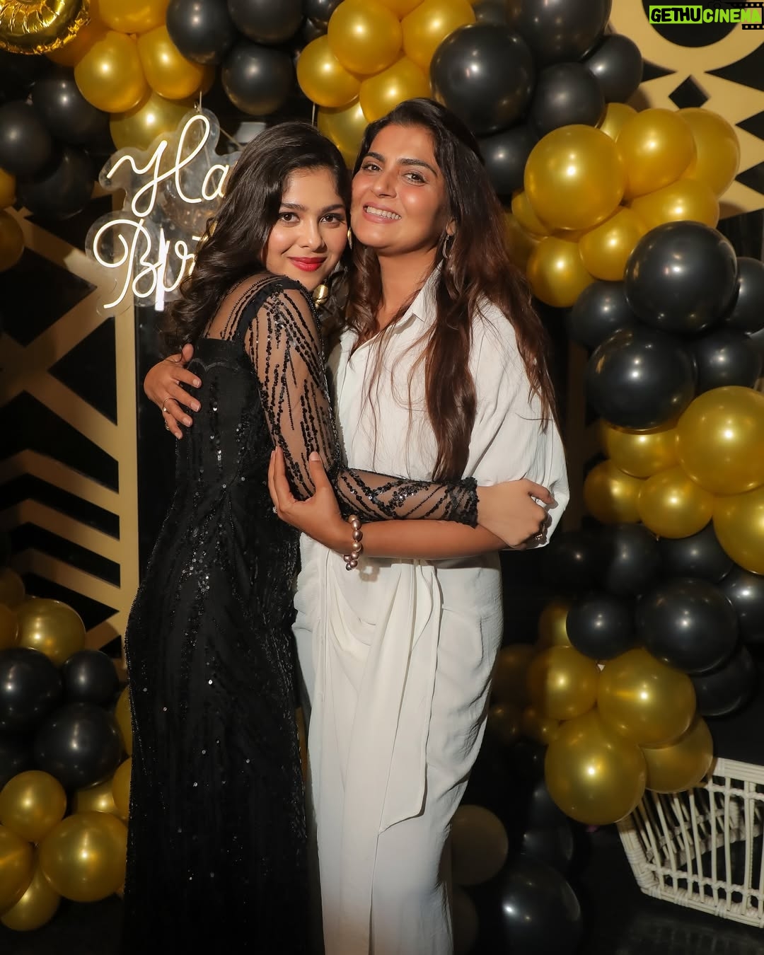 Niharika Chouksey - 9.6K Likes - “20 and thriving!” 💃🖤 #swipe #formore
Styled by @nishabedii ♥️
📍@hunkydory_barandkitchen
📸 @portraitdeewana
#niharikachouksey #birthdaybash #20 #party #instagood