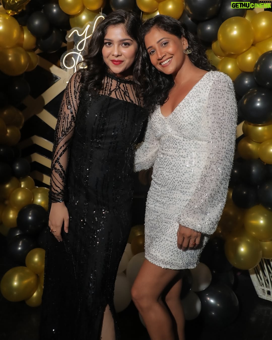 Niharika Chouksey - 9.6K Likes - “20 and thriving!” 💃🖤 #swipe #formore
Styled by @nishabedii ♥️
📍@hunkydory_barandkitchen
📸 @portraitdeewana
#niharikachouksey #birthdaybash #20 #party #instagood