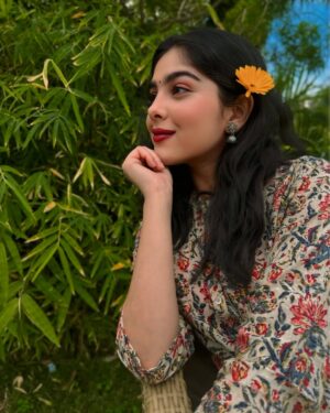 Niharika Chouksey Instagram - 🌸

#niharikachouksey #actress #swipe