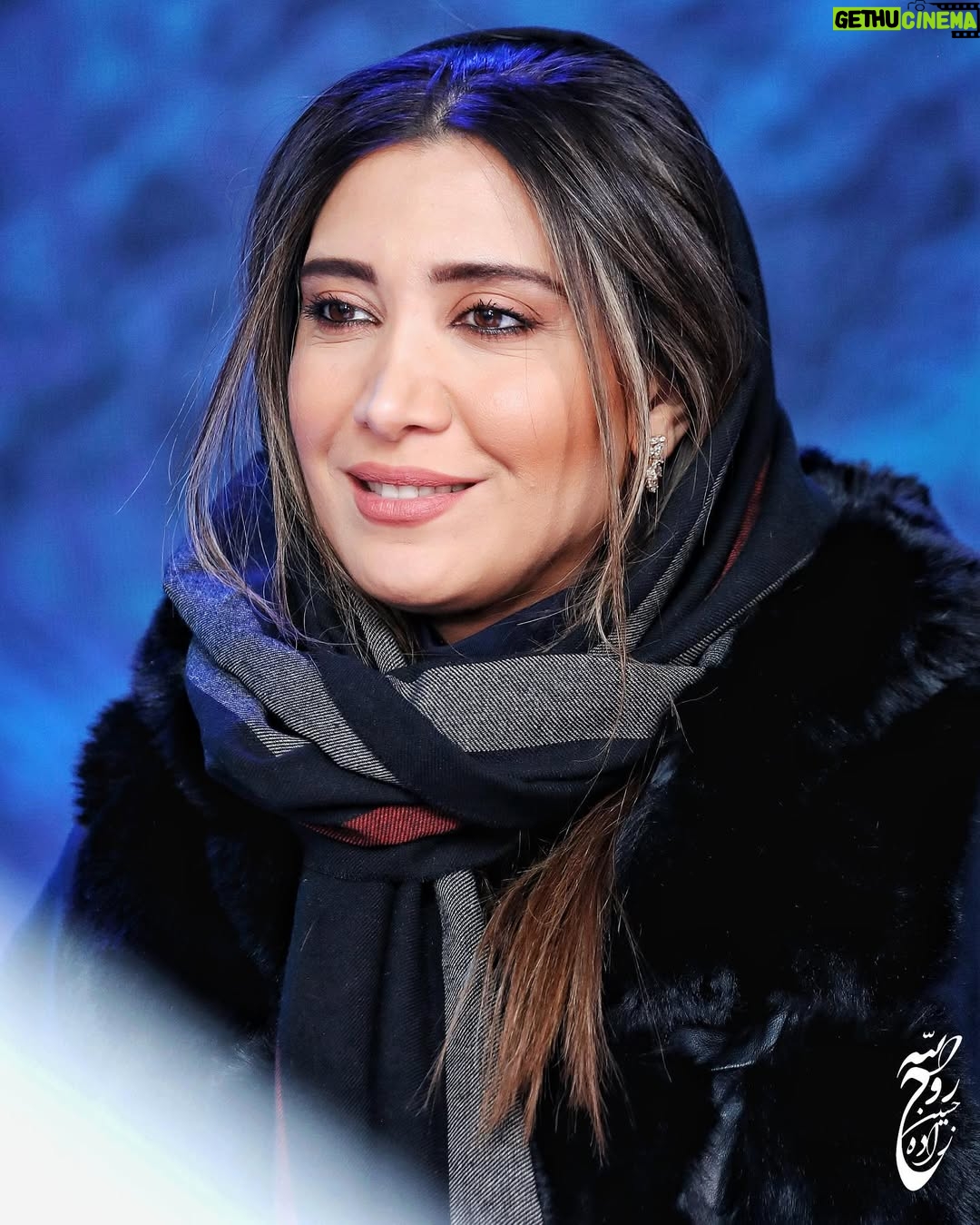 Niki Mozaffari - 29.6K Likes - در آخرین روزهای پاییز امسال
یه برف درست حسابی دیدیم ❄️🌬️✌🏼😉😍
« پی نوشت : اکران خصوصی فیلم سینمایی « برف آخر