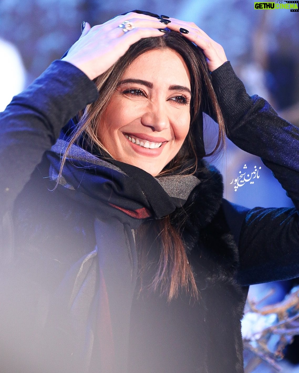 Niki Mozaffari - 29.6K Likes - در آخرین روزهای پاییز امسال
یه برف درست حسابی دیدیم ❄️🌬️✌🏼😉😍
« پی نوشت : اکران خصوصی فیلم سینمایی « برف آخر