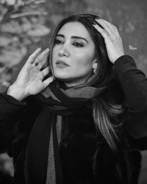 Niki Mozaffari Instagram - ‎در آخرین روزهای پاییز امسال 
‎یه برف درست حسابی دیدیم ❄️🌬️✌🏼😉😍
‎« پی نوشت : اکران خصوصی فیلم سینمایی « برف آخر