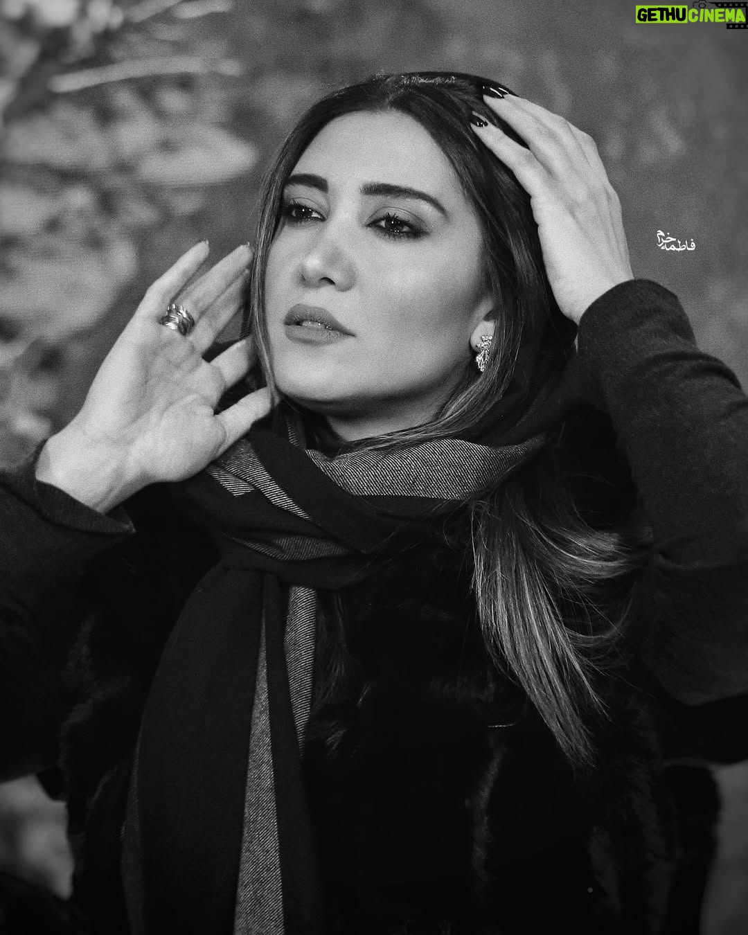 Niki Mozaffari - 29.6K Likes - در آخرین روزهای پاییز امسال
یه برف درست حسابی دیدیم ❄️🌬️✌🏼😉😍
« پی نوشت : اکران خصوصی فیلم سینمایی « برف آخر
