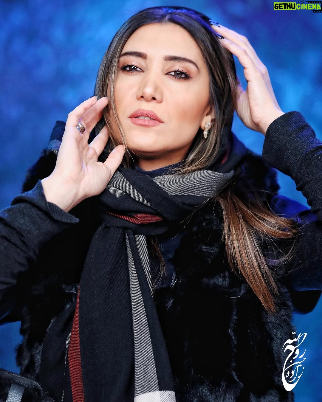 Niki Mozaffari - 29.6K Likes - در آخرین روزهای پاییز امسال
یه برف درست حسابی دیدیم ❄️🌬️✌🏼😉😍
« پی نوشت : اکران خصوصی فیلم سینمایی « برف آخر