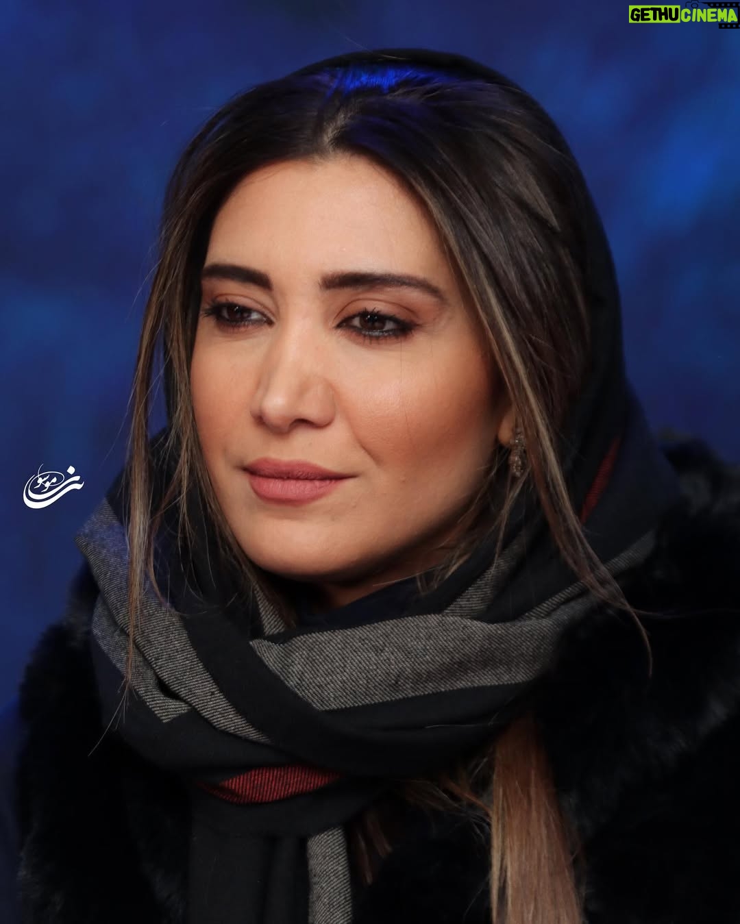 Niki Mozaffari - 29.6K Likes - در آخرین روزهای پاییز امسال
یه برف درست حسابی دیدیم ❄️🌬️✌🏼😉😍
« پی نوشت : اکران خصوصی فیلم سینمایی « برف آخر