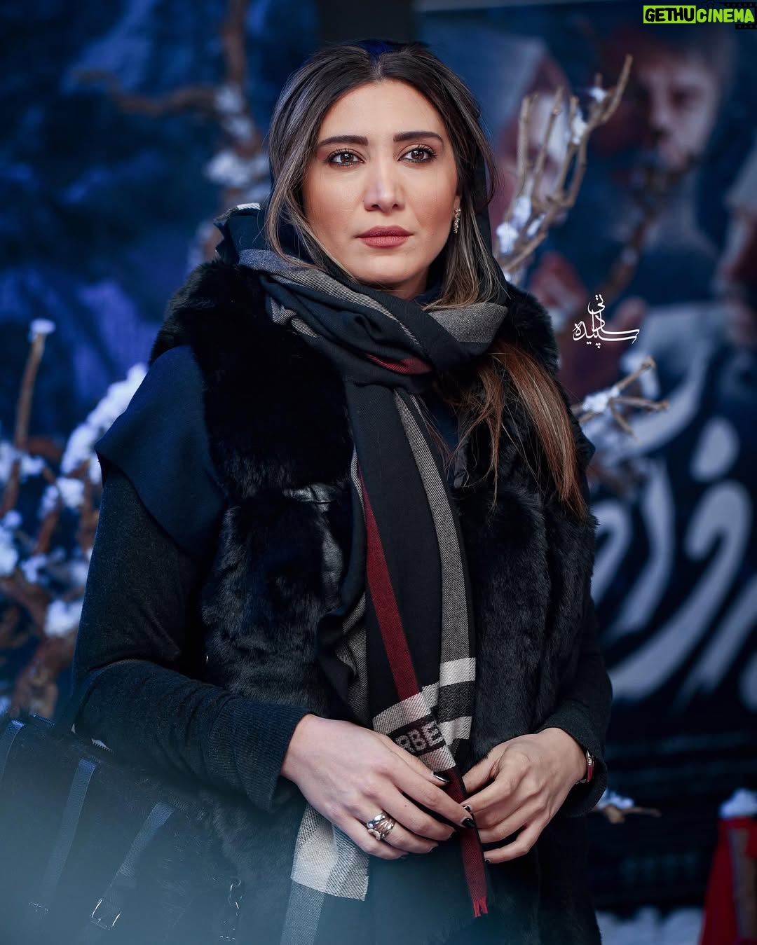 Niki Mozaffari - 29.6K Likes - در آخرین روزهای پاییز امسال
یه برف درست حسابی دیدیم ❄️🌬️✌🏼😉😍
« پی نوشت : اکران خصوصی فیلم سینمایی « برف آخر