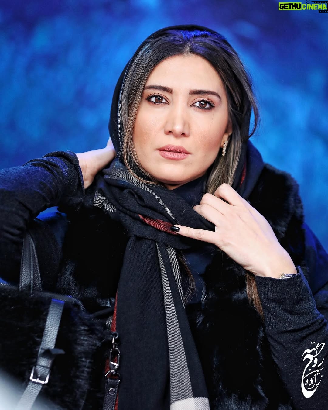 Niki Mozaffari - 29.6K Likes - در آخرین روزهای پاییز امسال
یه برف درست حسابی دیدیم ❄️🌬️✌🏼😉😍
« پی نوشت : اکران خصوصی فیلم سینمایی « برف آخر