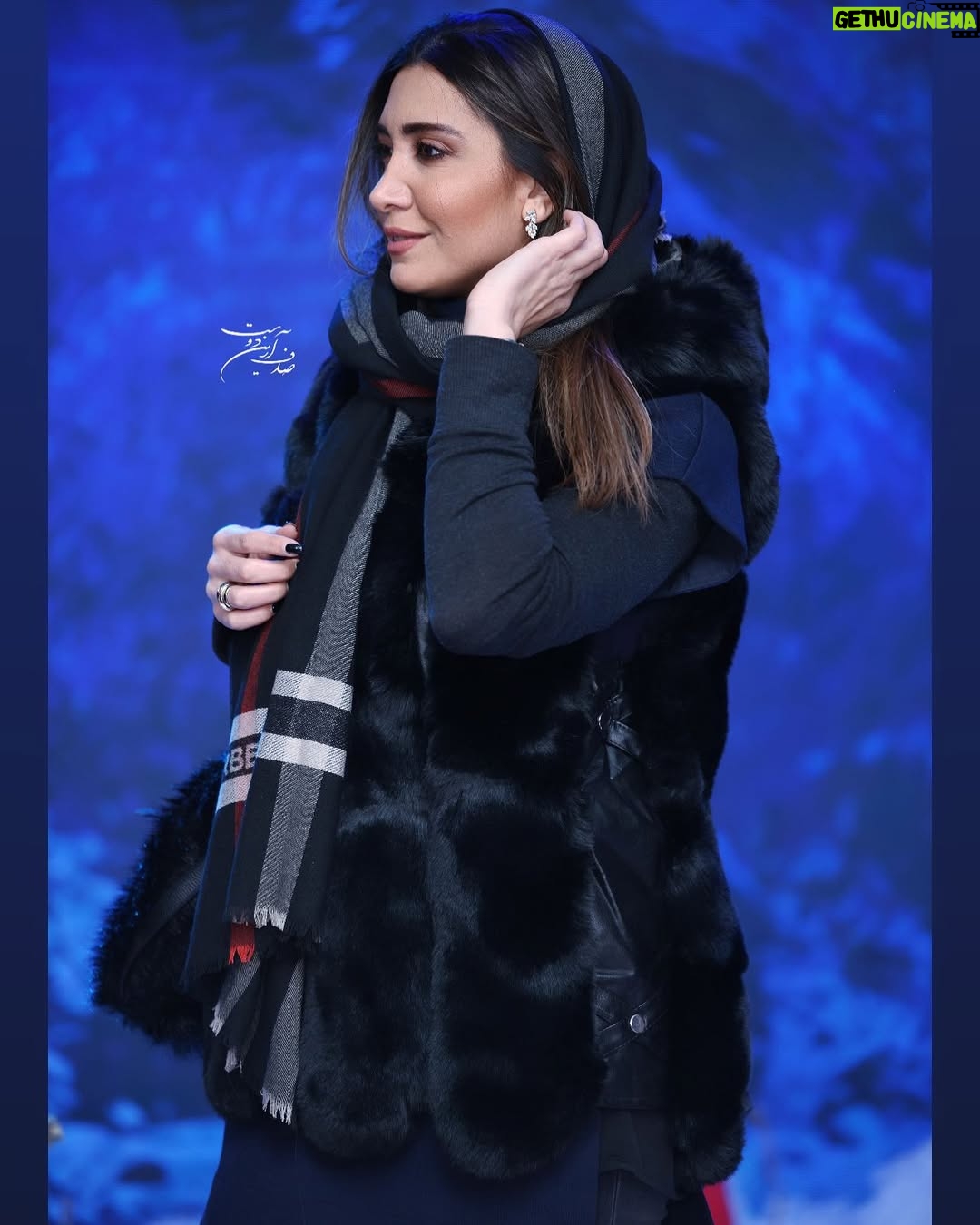 Niki Mozaffari - 29.6K Likes - در آخرین روزهای پاییز امسال
یه برف درست حسابی دیدیم ❄️🌬️✌🏼😉😍
« پی نوشت : اکران خصوصی فیلم سینمایی « برف آخر