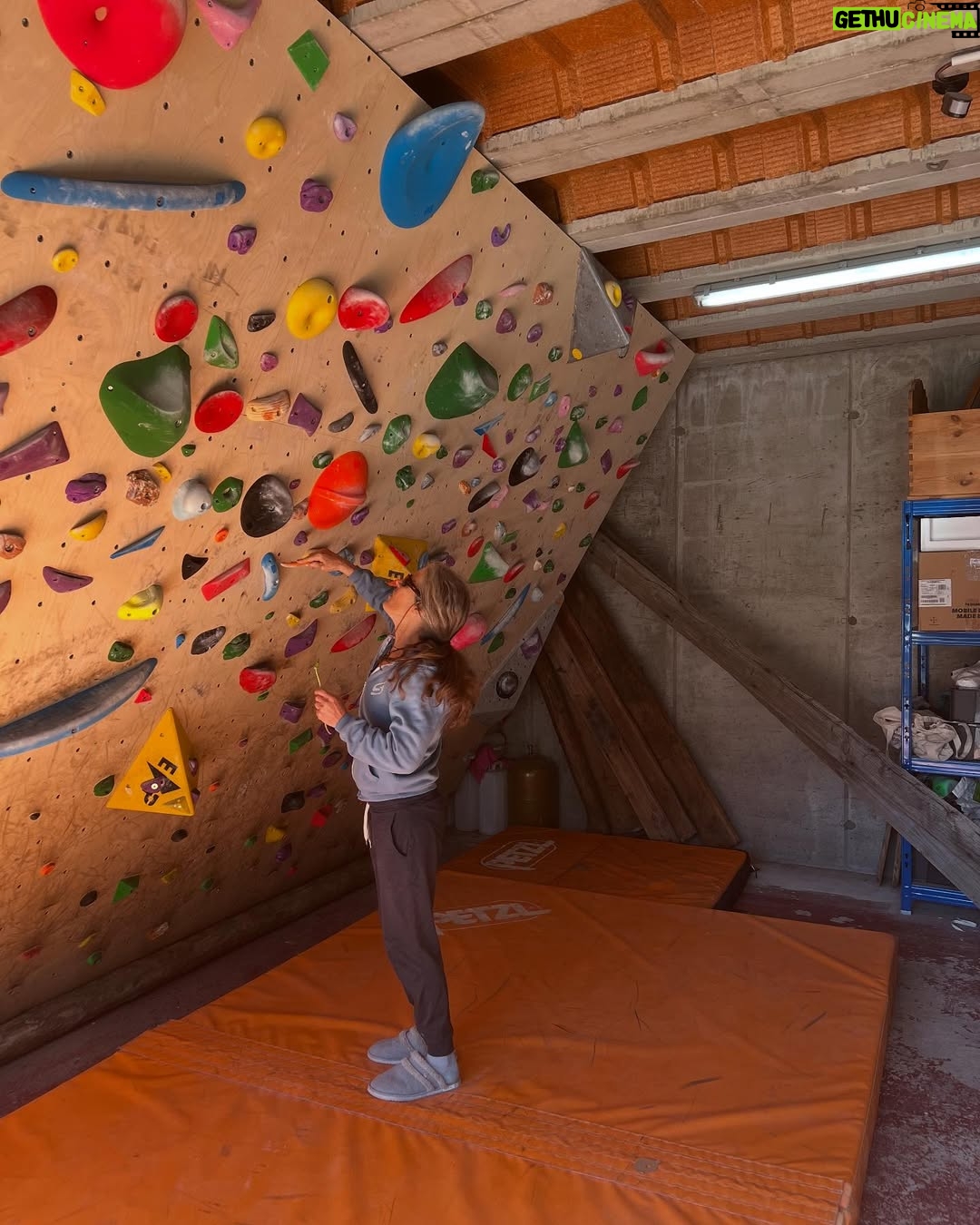 Nina Caprez - 2.6K Likes - Life recently with a 2 months and 2,5 years old. Managing to go back to climbing in a smooth way. Feeling damn lucky to have 2 awesome kids and a mega partner, friends and family I can always relay on!
Life is good!
@arcteryx @petzl_official @scarpa_world @namuk @gebana.official @julbo_eyewear