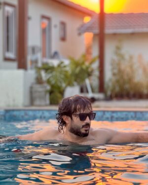 Nitya saxena Instagram - The Hue of our lives ❤️❤️ @viyaofficial 😇🥰

@nitya.saxena1186 #anchorravi #princessviya #pooltime #daddysgirl #family