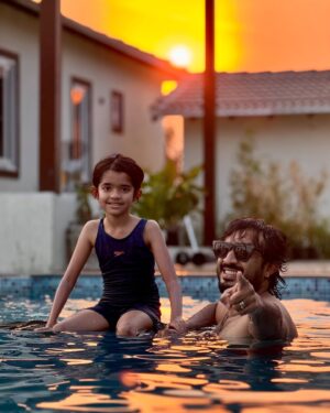 Nitya saxena Instagram - The Hue of our lives ❤️❤️ @viyaofficial 😇🥰

@nitya.saxena1186 #anchorravi #princessviya #pooltime #daddysgirl #family