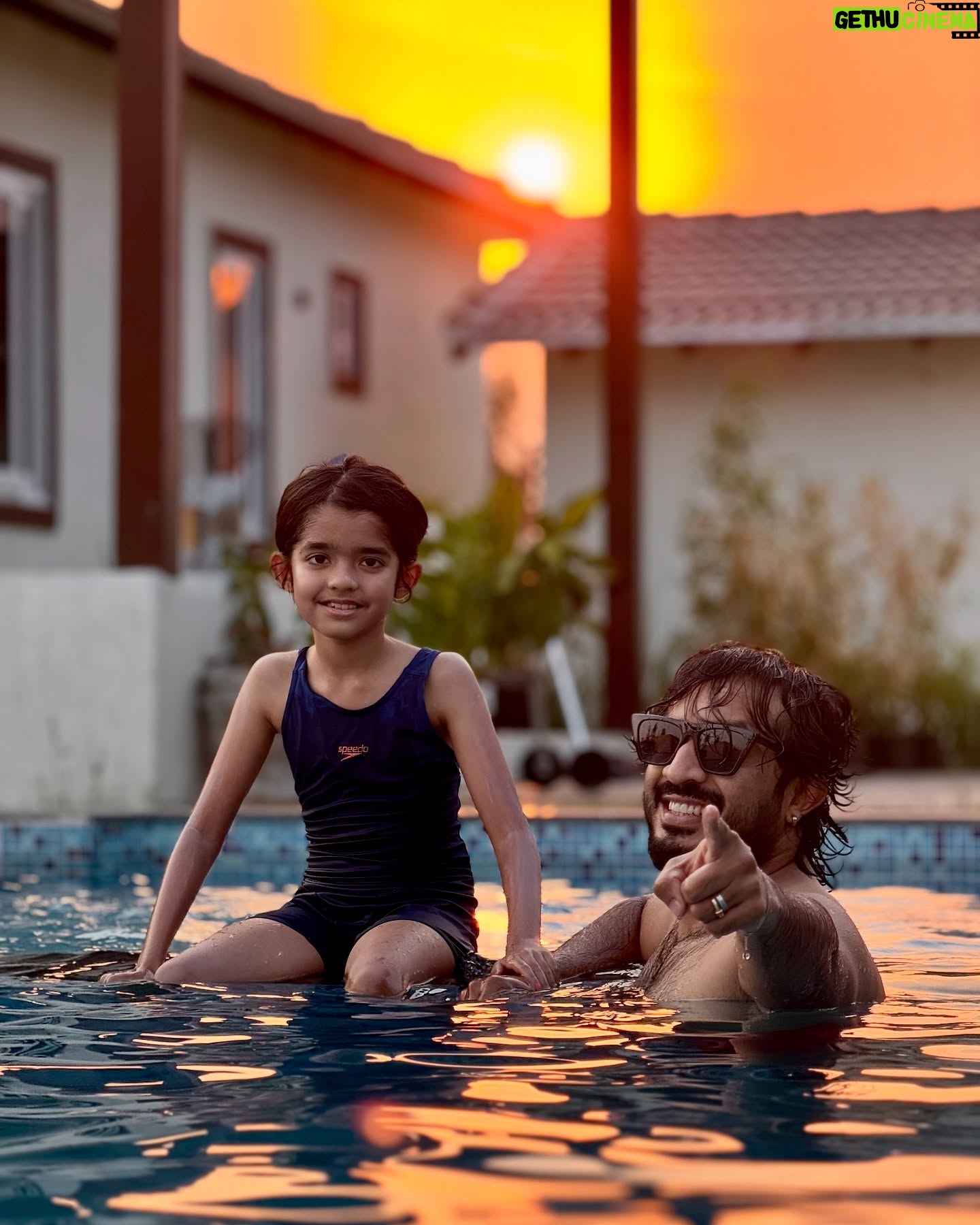 Nitya saxena - 47.4K Likes - The Hue of our lives ❤️❤️ @viyaofficial 😇🥰
@nitya.saxena1186 #anchorravi #princessviya #pooltime #daddysgirl #family
