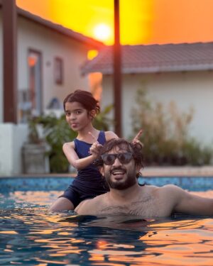 Nitya saxena Instagram - The Hue of our lives ❤️❤️ @viyaofficial 😇🥰

@nitya.saxena1186 #anchorravi #princessviya #pooltime #daddysgirl #family