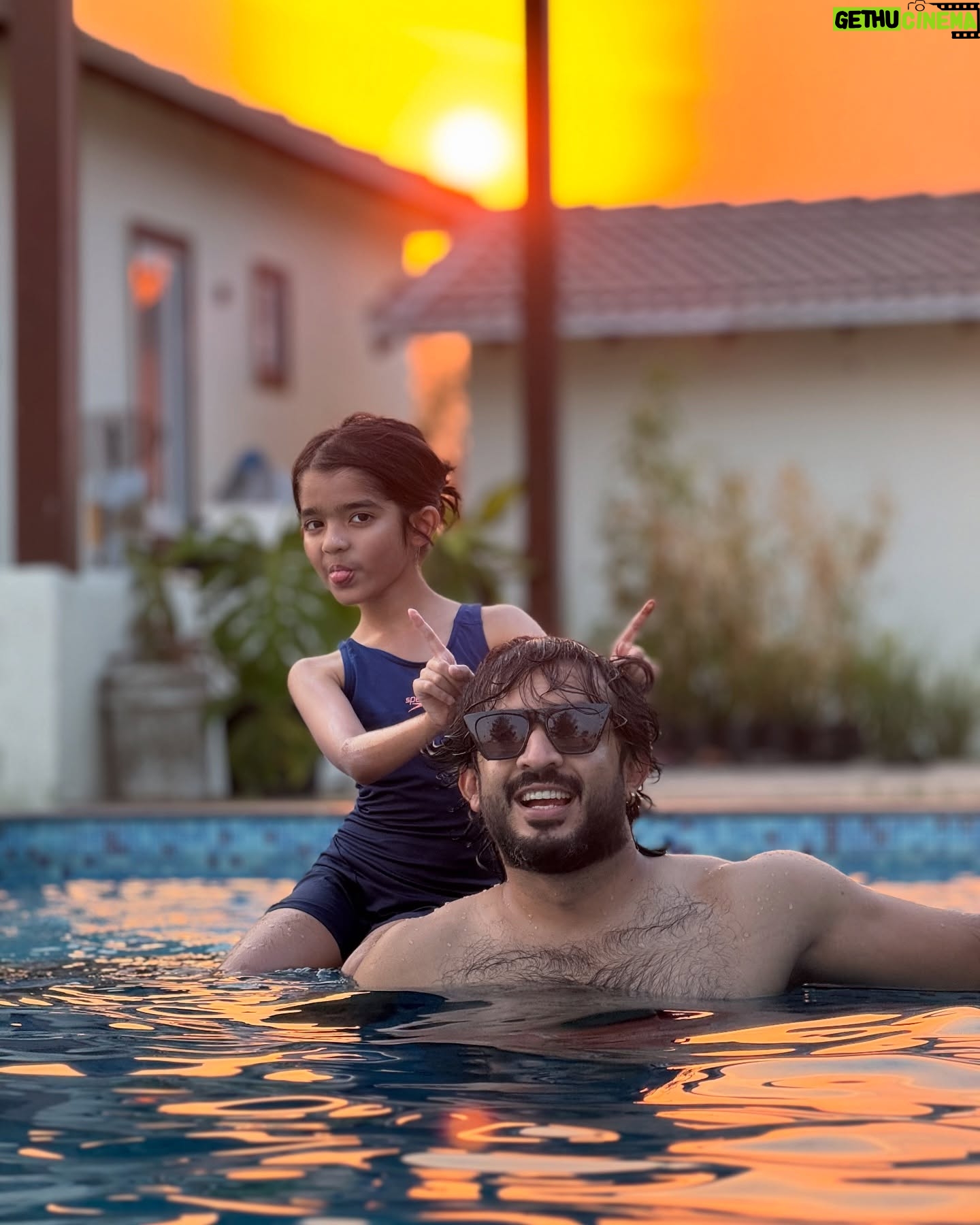 Nitya saxena - 47.4K Likes - The Hue of our lives ❤️❤️ @viyaofficial 😇🥰
@nitya.saxena1186 #anchorravi #princessviya #pooltime #daddysgirl #family
