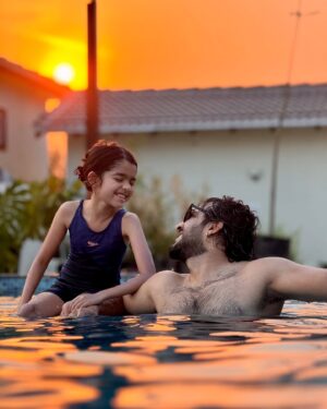 Nitya saxena Instagram - The Hue of our lives ❤️❤️ @viyaofficial 😇🥰

@nitya.saxena1186 #anchorravi #princessviya #pooltime #daddysgirl #family