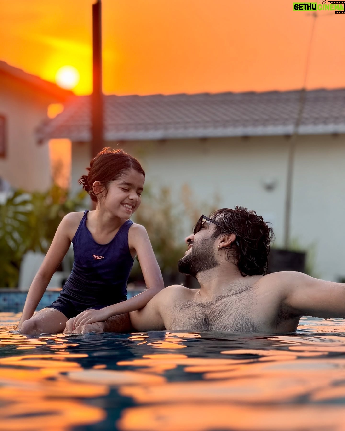 Nitya saxena - 47.4K Likes - The Hue of our lives ❤️❤️ @viyaofficial 😇🥰
@nitya.saxena1186 #anchorravi #princessviya #pooltime #daddysgirl #family
