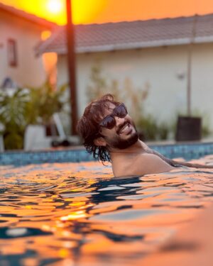 Nitya saxena Instagram - The Hue of our lives ❤️❤️ @viyaofficial 😇🥰

@nitya.saxena1186 #anchorravi #princessviya #pooltime #daddysgirl #family