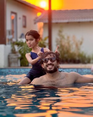 Nitya saxena Instagram - The Hue of our lives ❤️❤️ @viyaofficial 😇🥰

@nitya.saxena1186 #anchorravi #princessviya #pooltime #daddysgirl #family
