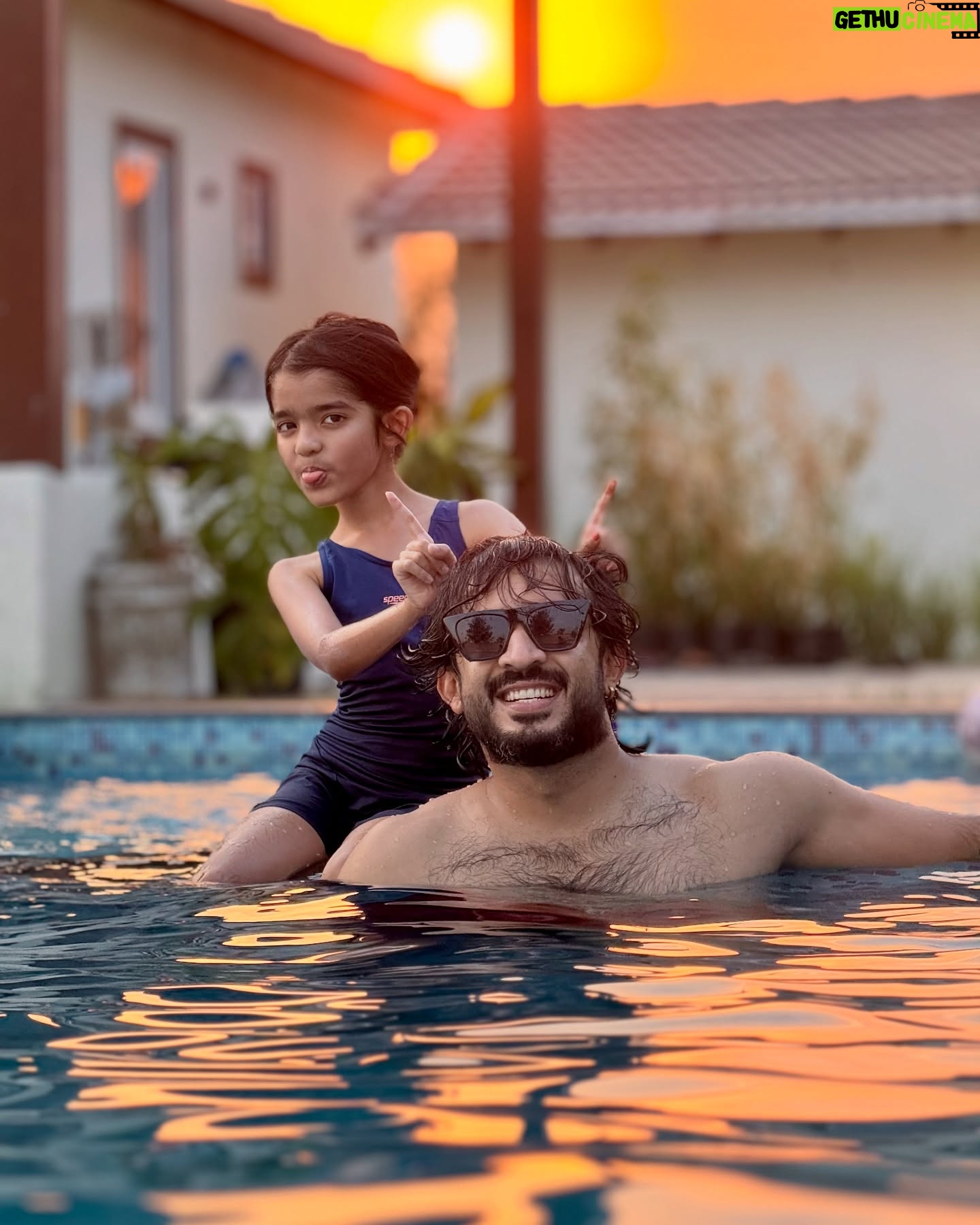 Nitya saxena - 47.4K Likes - The Hue of our lives ❤️❤️ @viyaofficial 😇🥰
@nitya.saxena1186 #anchorravi #princessviya #pooltime #daddysgirl #family