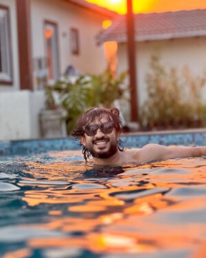 Nitya saxena Instagram - The Hue of our lives ❤️❤️ @viyaofficial 😇🥰

@nitya.saxena1186 #anchorravi #princessviya #pooltime #daddysgirl #family