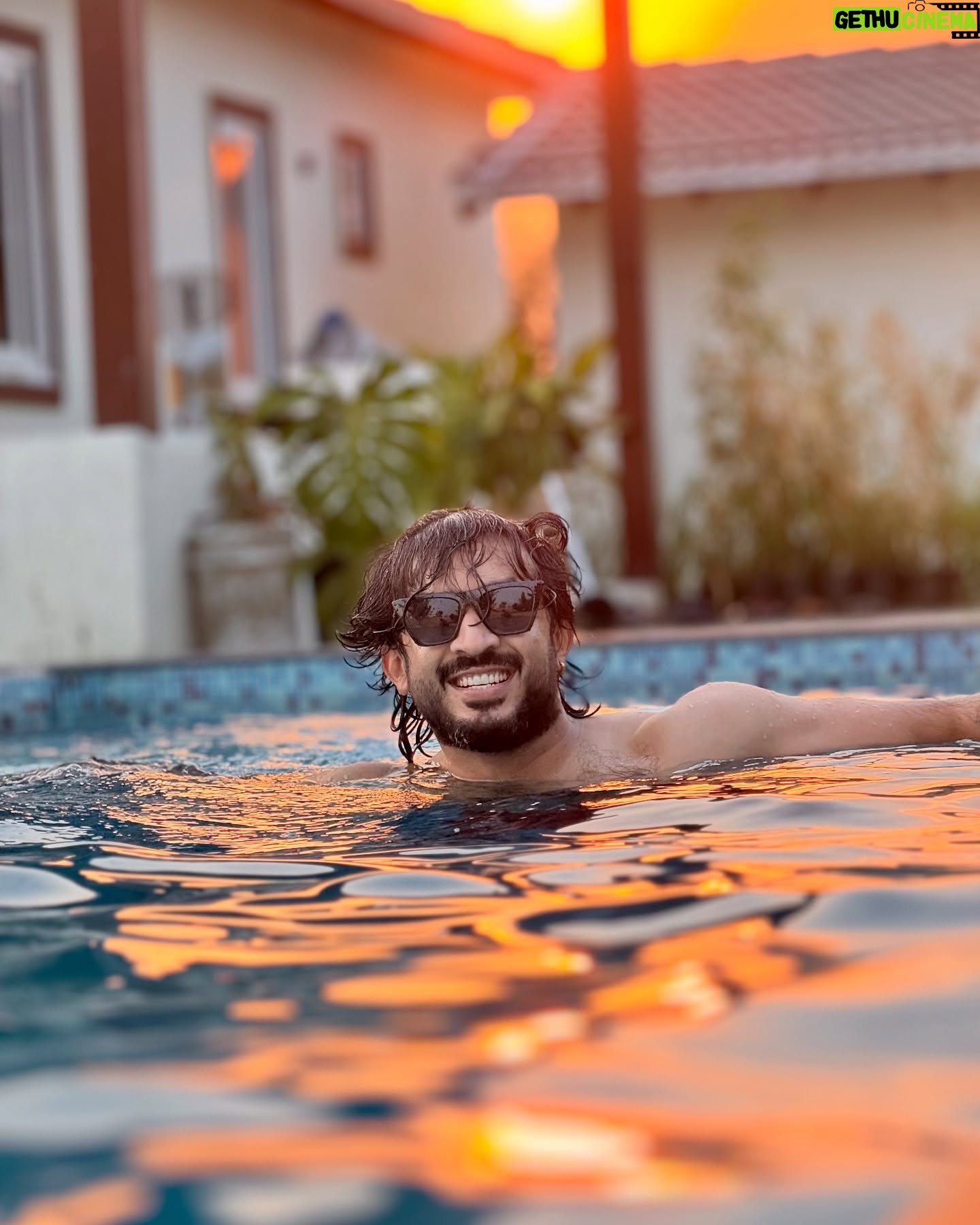 Nitya saxena - 47.4K Likes - The Hue of our lives ❤️❤️ @viyaofficial 😇🥰
@nitya.saxena1186 #anchorravi #princessviya #pooltime #daddysgirl #family
