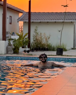 Nitya saxena Instagram - The Hue of our lives ❤️❤️ @viyaofficial 😇🥰

@nitya.saxena1186 #anchorravi #princessviya #pooltime #daddysgirl #family