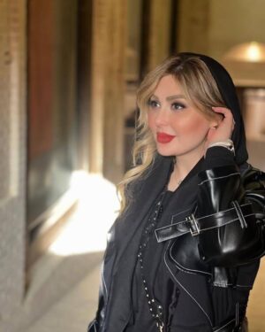 Niusha Zeighami Instagram - میخوام یه رازی رو بهتون بگم
روزی بود که فکر میکردم تمام جهان روی سرم آوار شده 
و هیچ امیدی نداشتم ،هر انچه که ساخته بودم به یکباره نابود شد 
تاکید میکنم 
هر آنچه از ابتدا تا آنروز 
شاید اون روز سیاه ترین تاریخ زندگیم بود
فصل بهار بود
روی یک صندلی تنها نشسته بودم 
حالم از زندگی و آدمها و همه چیز به هم میخورد ، از همه چیز بیزار بودم 
به مرگ فکر میکردم و اشکام بند نمیومد
با صدای مامان گفتن لنا در اطاق باز شد
سریع اشکم رو پاک کردم و با لبخندی ساختگی گفتم جانم
یادم نیست چی گفت
مثل همیشه حرفی کودکانه یا خواسته ای
به چشماش نگاه کردم 
شرم عالم از فکرهای تو سرم به دلم نشست
به خودم گفتم 
نیوشا بلند شو 
قوی باش 
تو مادری و مادر بودن خیلی کلمه بزرگیه
بلند شو و دوباره همه چیز رو بساز
بخاطر لنا و خودت
از همون روز به خودم قول دادم 
شاید سخت ترین ها رو در دو سالی که گذشت تجربه کردم 
چیزهایی که در کابوس شبهام ندیده بودم

اما همونها شد شروع رشد و بلوغ دوباره من
شد سر آغاز جدایی از بندها
بندهایی که با وابستگی به ظواهر زندگی به دست و پا و روحم بسته بودم
رنج های برام تبدیل شد به موهبت الهی
و من رو تبدیل کرد به یک انسان تازه 
درست مثل پروانه ای که از پیله تاریک خودش بیرون میاد و دنیای جدیدی رو میبینه
به طرز شگفت  انگیزی تمام بیخودیهای اطرافم حذف شدند
رفتند آنهایی که باید میرفتند 
ماندند آنهایی که باید میماندند
و امدند آنهایی که بودنشان درست شبیه معنی تازه زندگی ام بود
وامروز 
من به خود تازه ام سلام میکنم 
دنیای تازه ام را عاشقانه دوست دارم 
و یاد گرفتم که رنج انسان را بزرگ میکند 

من تولد دوباره ام رو مدیون رنج هستم♥️

#نیوشا_ضیغمی
#زن 
#مادر