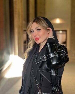 Niusha Zeighami Instagram - میخوام یه رازی رو بهتون بگم
روزی بود که فکر میکردم تمام جهان روی سرم آوار شده 
و هیچ امیدی نداشتم ،هر انچه که ساخته بودم به یکباره نابود شد 
تاکید میکنم 
هر آنچه از ابتدا تا آنروز 
شاید اون روز سیاه ترین تاریخ زندگیم بود
فصل بهار بود
روی یک صندلی تنها نشسته بودم 
حالم از زندگی و آدمها و همه چیز به هم میخورد ، از همه چیز بیزار بودم 
به مرگ فکر میکردم و اشکام بند نمیومد
با صدای مامان گفتن لنا در اطاق باز شد
سریع اشکم رو پاک کردم و با لبخندی ساختگی گفتم جانم
یادم نیست چی گفت
مثل همیشه حرفی کودکانه یا خواسته ای
به چشماش نگاه کردم 
شرم عالم از فکرهای تو سرم به دلم نشست
به خودم گفتم 
نیوشا بلند شو 
قوی باش 
تو مادری و مادر بودن خیلی کلمه بزرگیه
بلند شو و دوباره همه چیز رو بساز
بخاطر لنا و خودت
از همون روز به خودم قول دادم 
شاید سخت ترین ها رو در دو سالی که گذشت تجربه کردم 
چیزهایی که در کابوس شبهام ندیده بودم

اما همونها شد شروع رشد و بلوغ دوباره من
شد سر آغاز جدایی از بندها
بندهایی که با وابستگی به ظواهر زندگی به دست و پا و روحم بسته بودم
رنج های برام تبدیل شد به موهبت الهی
و من رو تبدیل کرد به یک انسان تازه 
درست مثل پروانه ای که از پیله تاریک خودش بیرون میاد و دنیای جدیدی رو میبینه
به طرز شگفت  انگیزی تمام بیخودیهای اطرافم حذف شدند
رفتند آنهایی که باید میرفتند 
ماندند آنهایی که باید میماندند
و امدند آنهایی که بودنشان درست شبیه معنی تازه زندگی ام بود
وامروز 
من به خود تازه ام سلام میکنم 
دنیای تازه ام را عاشقانه دوست دارم 
و یاد گرفتم که رنج انسان را بزرگ میکند 

من تولد دوباره ام رو مدیون رنج هستم♥️

#نیوشا_ضیغمی
#زن 
#مادر