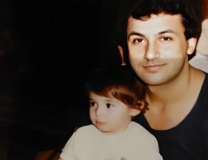 Niusha Zeighami Instagram - پدرم 
هفت سال از پروازت گذشت 
و من هنوزم مانند کودکیم محتاج آغوشت هستم

گودالی که با رفتنت در قلبم ساخته شد روز به روز ژرف تر
میشود و من بی تو ،بیشتر و بیشتر  معنی تنهایی را درک میکنم
تنهایی هولناک در این روزهای پر از سیاهی

کاش توانی داشتم که زمان را به عقب میکشاندم و فقط یکبار دیگر دستانت را میگرفتم و میگفتم دوستت دارم 
کاش میشد همه چیز جور دیگری باشد 
پدرم دنیا روز به روز زشت تر میشود و 
من از اینهمه بی رحمی بیزارم 
کاش بشود که از این جهان رها شوم و دوباره در آغوشت ارام گیرم