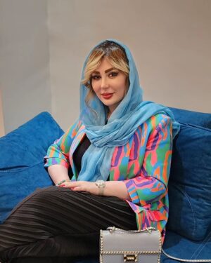 Niusha Zeighami Instagram - .
زمان ارزشمند ترین دارایی یک انسانِ،
زمان و صبر ، خیلی چیزهارو به آدم یاد میده،
واقعیتِ خیلی از آدم هارو نمایان میکنه و تو رو تبدیل میکنه به کسی که هرگز فکرشو نمیکردی....✌️😊