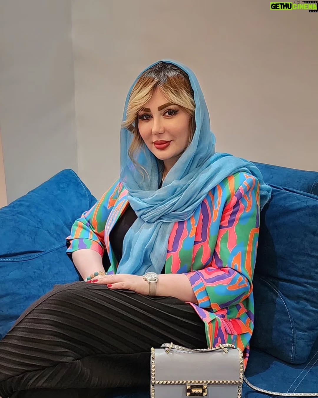 Niusha Zeighami - 3 Likes - .
زمان ارزشمند ترین دارایی یک انسانِ،
زمان و صبر ، خیلی چیزهارو به آدم یاد میده،
واقعیتِ خیلی از آدم هارو نمایان میکنه و تو رو تبدیل میکنه به کسی که هرگز فکرشو نمیکردی....✌️😊