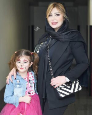 Niusha Zeighami Instagram - این فقط یک عکس نیست
این معنی رفاقتهای واقعی و طولانی ماست تو این سالها
رفاقتهایی که ارزشش یک دنیاست
ما باهم تو این حرفه عمر گذروندیم بی شیله پیله و مناسبتهای امروز 
ما با هم زندگی کردیم 
دختر مهران رو میبینم که یه دنیا عشقه یا سید جواد عزیز که با یه عالمه ذوق میگه نوه م رو امشب اوردم اکران فیلم و حتی خودم که وقتی به لنا نگاه میگنم هنوز باورم نمیشه داره میره کلاس اول!
از خودم میپرسم چجوری اینهمه سال گذشت؟؟؟
و در نهایت میدونم که همه چیز میگذره و تموم میشه بجز دوستی و حال خوب 
♥️♥️♥️♥️♥️دوستون دارم

#سید_جواد_هاشمی 
#الیکاعبدالرزاقی 
#مهران_غفوریان 
#محمد هادی_عطایی
#اامیر_غفارمنش
#نیوشا_ضیغمی