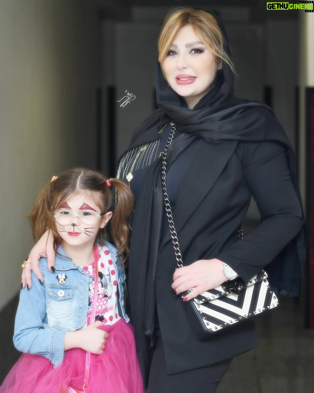 Niusha Zeighami - 50.2K Likes - این فقط یک عکس نیست
این معنی رفاقتهای واقعی و طولانی ماست تو این سالها
رفاقتهایی که ارزشش یک دنیاست
ما باهم تو این حرفه عمر گذروندیم بی شیله پیله و مناسبتهای امروز
ما با هم زندگی کردیم
دختر مهران رو میبینم که یه دنیا عشقه یا سید جواد عزیز که با یه عالمه ذوق میگه نوه م رو امشب اوردم اکران فیلم و حتی خودم که وقتی به لنا نگاه میگنم هنوز باورم نمیشه داره میره کلاس اول!
از خودم میپرسم چجوری اینهمه سال گذشت؟؟؟
و در نهایت میدونم که همه چیز میگذره و تموم میشه بجز دوستی و حال خوب
♥️♥️♥️♥️♥️دوستون دارم
#سید_جواد_هاشمی
#الیکاعبدالرزاقی
#مهران_غفوریان
#محمد هادی_عطایی
#اامیر_غفارمنش
#نیوشا_ضیغمی