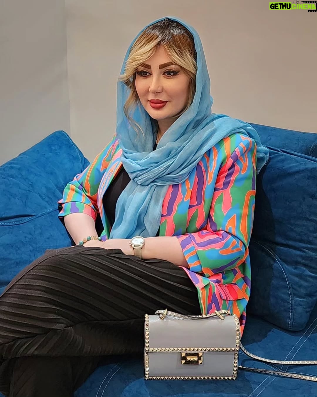 Niusha Zeighami - 3 Likes - .
زمان ارزشمند ترین دارایی یک انسانِ،
زمان و صبر ، خیلی چیزهارو به آدم یاد میده،
واقعیتِ خیلی از آدم هارو نمایان میکنه و تو رو تبدیل میکنه به کسی که هرگز فکرشو نمیکردی....✌️😊