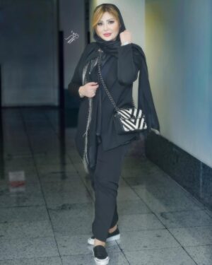 Niusha Zeighami Instagram - این فقط یک عکس نیست
این معنی رفاقتهای واقعی و طولانی ماست تو این سالها
رفاقتهایی که ارزشش یک دنیاست
ما باهم تو این حرفه عمر گذروندیم بی شیله پیله و مناسبتهای امروز 
ما با هم زندگی کردیم 
دختر مهران رو میبینم که یه دنیا عشقه یا سید جواد عزیز که با یه عالمه ذوق میگه نوه م رو امشب اوردم اکران فیلم و حتی خودم که وقتی به لنا نگاه میگنم هنوز باورم نمیشه داره میره کلاس اول!
از خودم میپرسم چجوری اینهمه سال گذشت؟؟؟
و در نهایت میدونم که همه چیز میگذره و تموم میشه بجز دوستی و حال خوب 
♥️♥️♥️♥️♥️دوستون دارم

#سید_جواد_هاشمی 
#الیکاعبدالرزاقی 
#مهران_غفوریان 
#محمد هادی_عطایی
#اامیر_غفارمنش
#نیوشا_ضیغمی