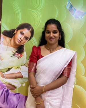 Nivedita Rajappan Instagram - Some Of Kudumbasthan celebrations 🎉 ❤️
I Have To Thank So Many People For Believing In Me, Shaping Me,Encouraging Me, Teaching Me So Many Things, Made Me Anitha That People Love And Connect.
Thank You @prasanna_balachandran1 @vinoths_offl @manikabali87 @saanve.megghana @guru_somasundaram @rajeshwarkaliswamy @saanvika_shree @themanoraj @cinemakaaran_off @designer_meera.m @sujithnsubramaniam @vaisaghh
You People Are The Reason For Everyone Loved Anitha..
Thank You So Much..!!❤️
#kudumbasthan #anitha #celebration #success