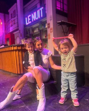 Noelia Marzol Instagram - Última función de @unviajeeneltiempook !
Gracias compañeros son lo más! Qué fortuna la mía! Los sentí parte de mi familia ❤️

@pedroalfonsoo @chavespauok @vivisacconeok @pachu_pena @sebaalmadaok 

Gracias @ezequielcorbo y @hoppefede por haberme convocado y por las lecciones de producción 😍

Hermoso viaje! Lo disfruté muchísimo

Gracias @agenciaab siempre! las amo